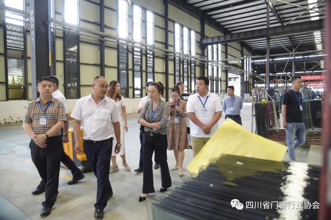 Sichuan and Chengdu Door and Window Industry Association visiting Xionggang Glass production base