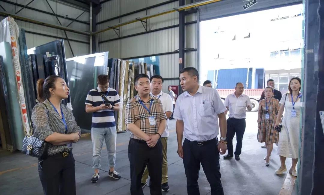 Sichuan and Chengdu Door and Window Industry Association visiting Xionggang Glass production base